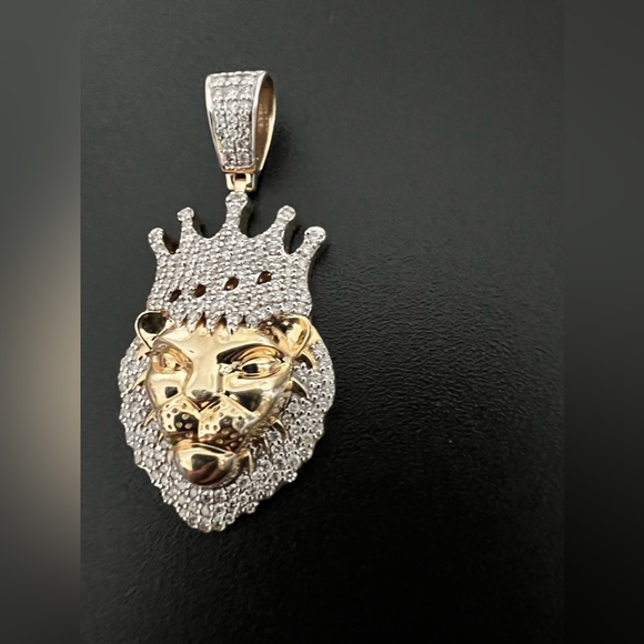 10k YG pendant of a lion with real diamonds (NATURAL DIAMOND)